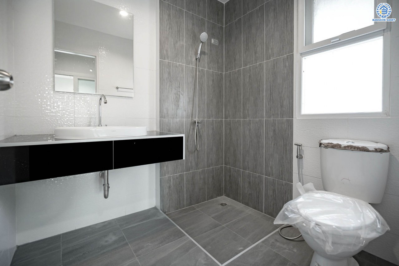 บ้านมือสองตกแต่งใหม่ โครงการ ศุภาลัยการ์เด้นวิลล์ แจ้งวัฒนะ-หลักสี่ เนื้อที่กว่า 63.7 ตร.ว. ฟังก์ชันครบ 3 ห้องนอน 3 ห้องน้ำ 2 ที่จอดรถ บ้านสวย พร้อมเข้าอยู่ ตอบโจทย์ทุกครอบครัว บนทำเลเดินทางสะดวก เข้าสู่ใจกลางเมืองได้อย่างสะดวกสบาย ใกล้ทางด่วนศรีสมานและรถไฟฟ้าสายสีแดง "สถานีดอนเมือง"